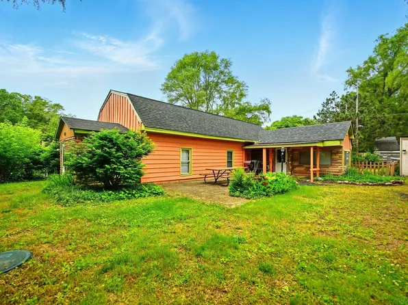 9970 Sedlock Ave, White Lake, MI 48386