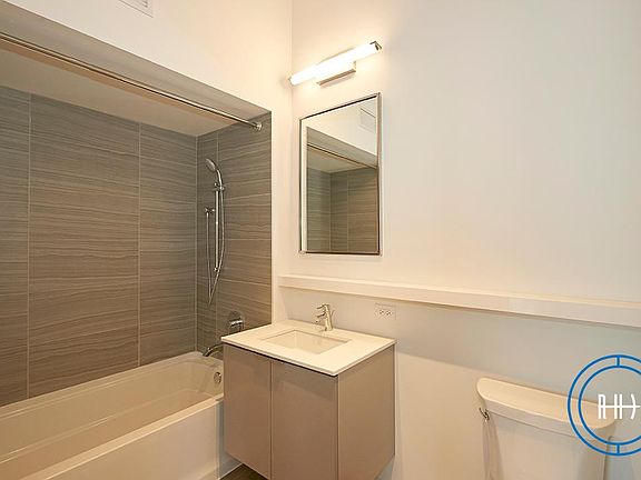 5th image of 2204 N Washtenaw Ave #A1209