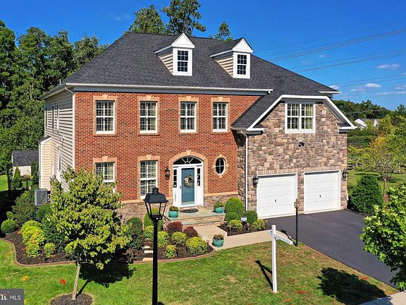 3rd image of 1902 Belleville Dr NE