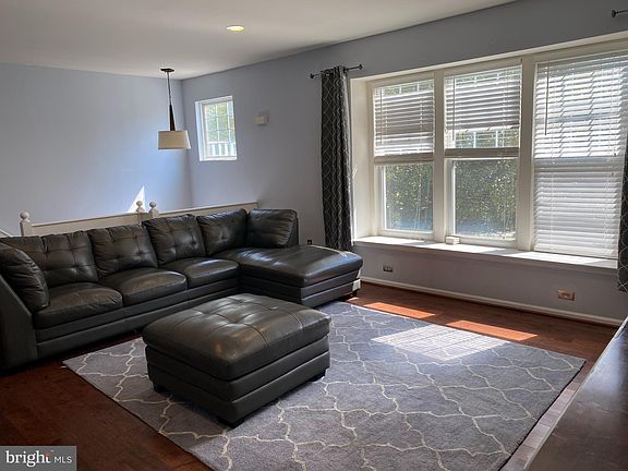 4th image of 102 Longwood Ct