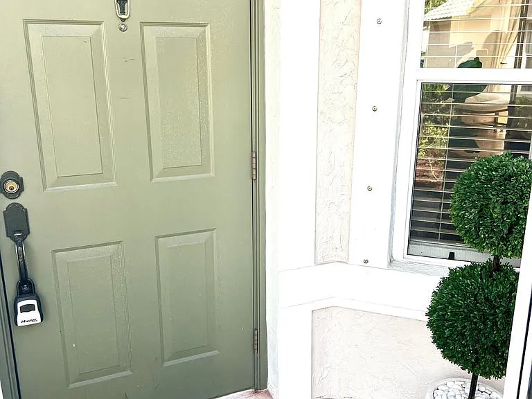 10614 Lake Shore Dr — Photo 2