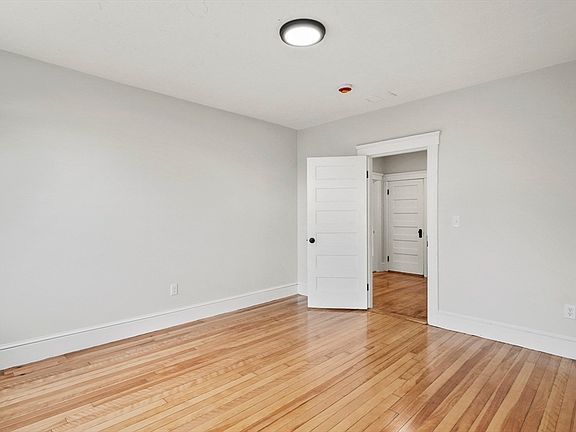 5th image of 30 Boardman St