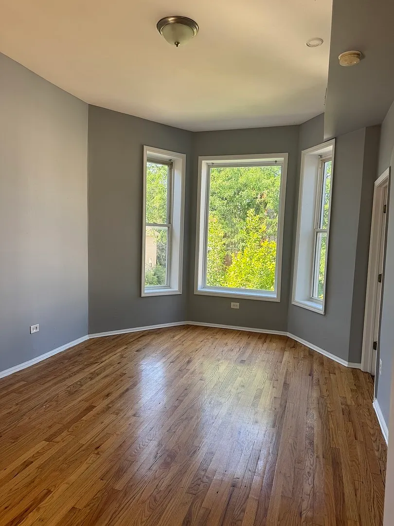 4 bed, 1400 sqft, $1,800 — Photo 2
