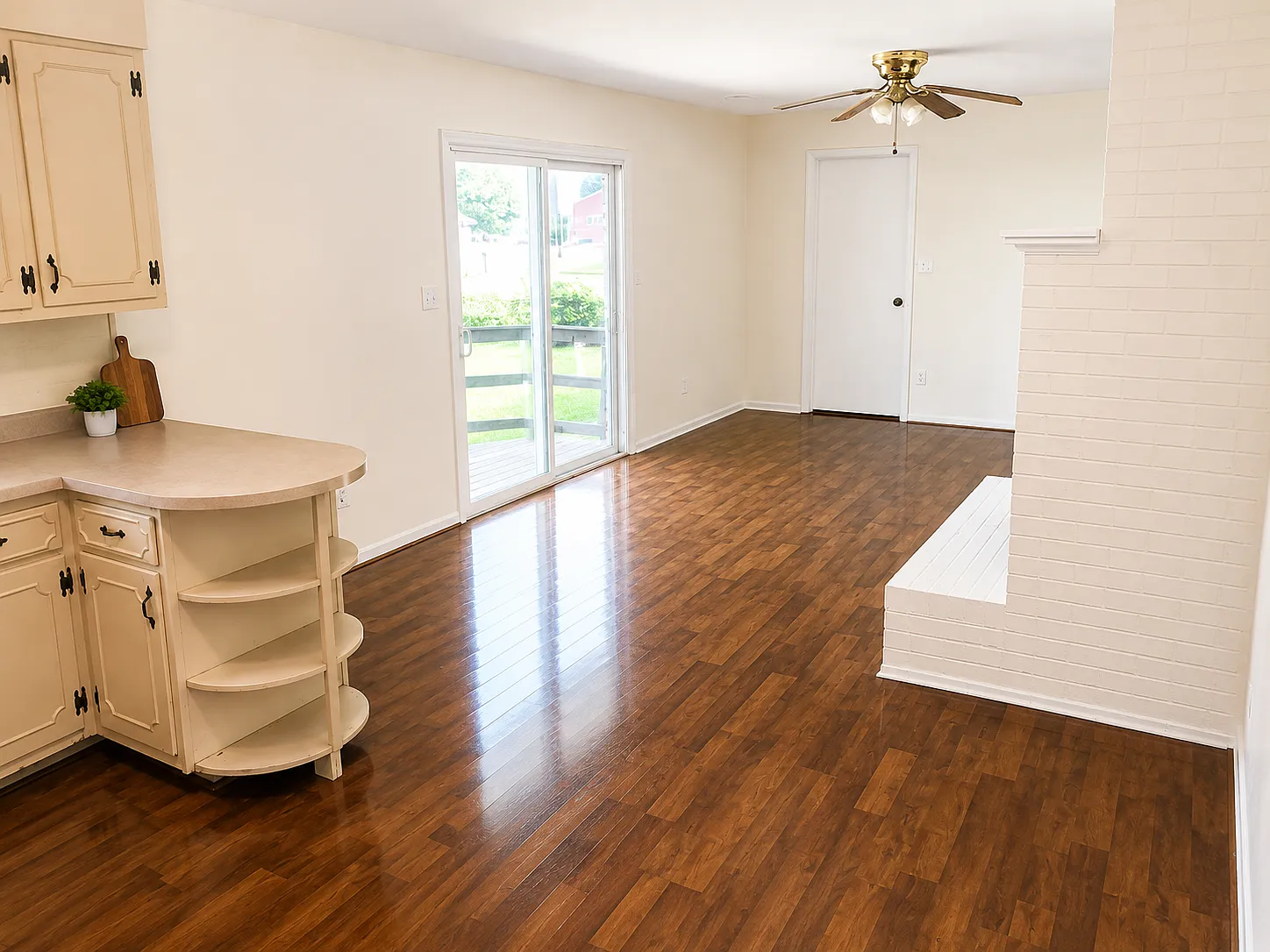 3 bed, 2.0 bath, 1827 sqft, $2,400 — Photo 4