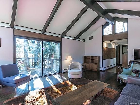 3rd image of 6 Meadowbrook Ln