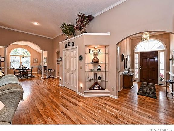 4th image of 111 Herschel Ct