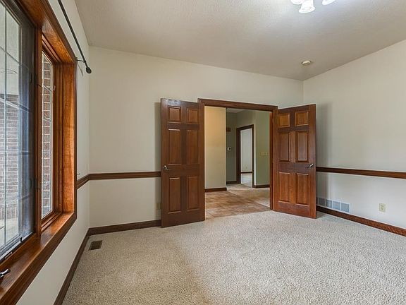 4th image of 921 Twin Oaks Dr