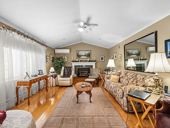 5th image of 409 Maple Grove Rd