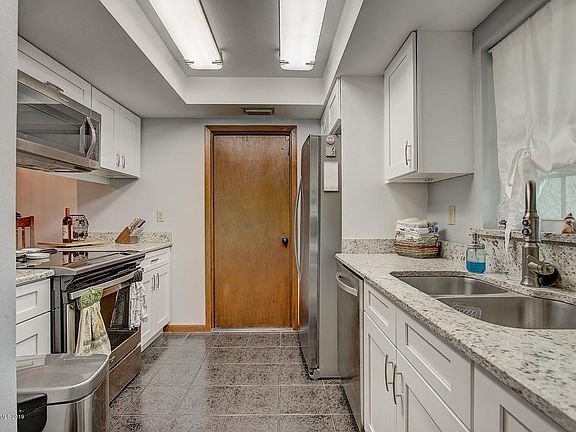 3rd image of 3817 Stonemont Dr