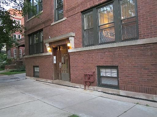 2nd image of 1651 W Balmoral Ave APT G