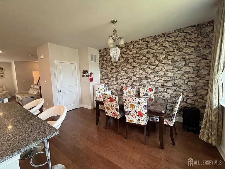 1002 Hights Farm Rd N — Photo 12
