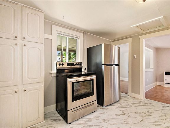 Home has new stainless appliances and extra cabinet space