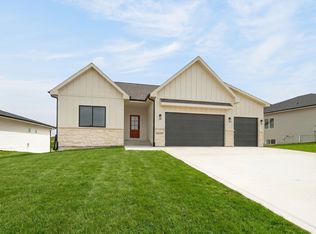 16408 N Valley Dr, Urbandale, IA 50323