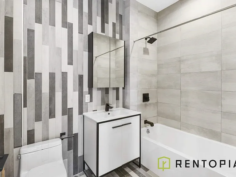 924 De Kalb Ave #401L — Photo 3