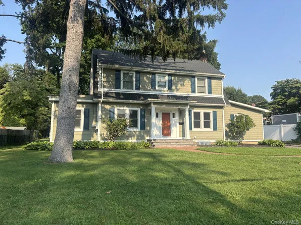 2 William St #1, Glen Head, NY 11545