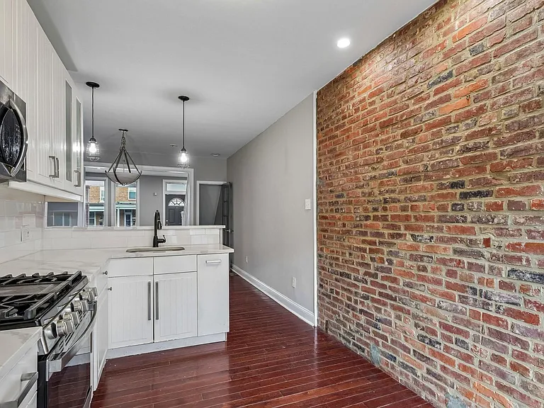 2817 Pelham Ave — Photo 10