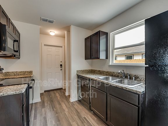 5th image of 1728 E Davis Ave