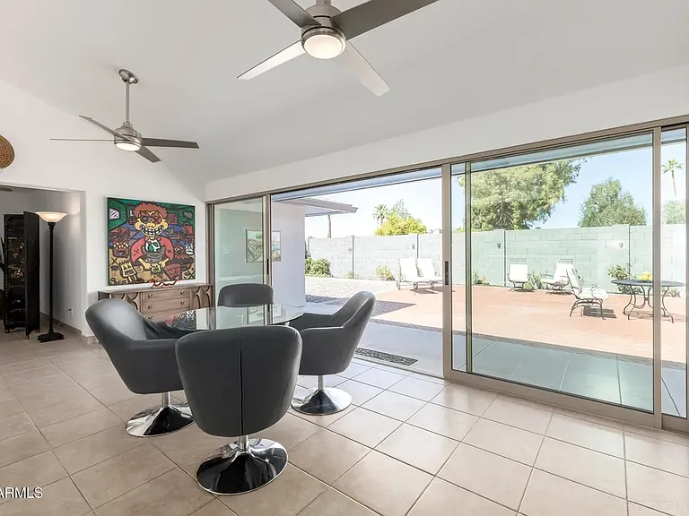644 E La Jolla Dr — Photo 2
