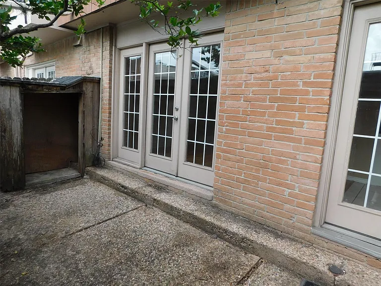 472 N Post Oak Ln — Photo 17