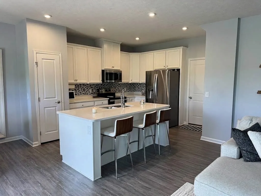 3 bed, 2.5 bath, 1824 sqft, $2,700 — Photo 2
