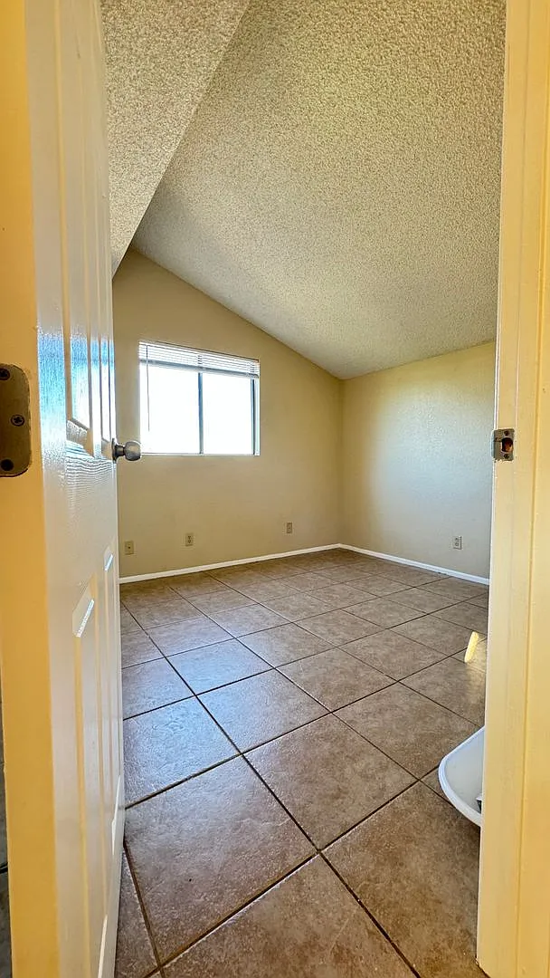 1745 E Glenn St — Photo 4