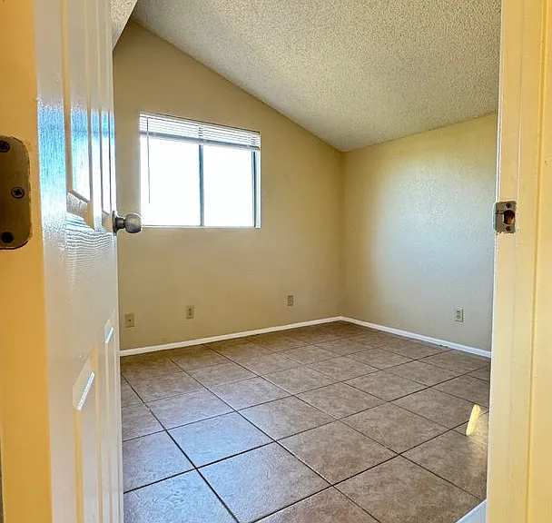 1745 E Glenn St — Photo 4