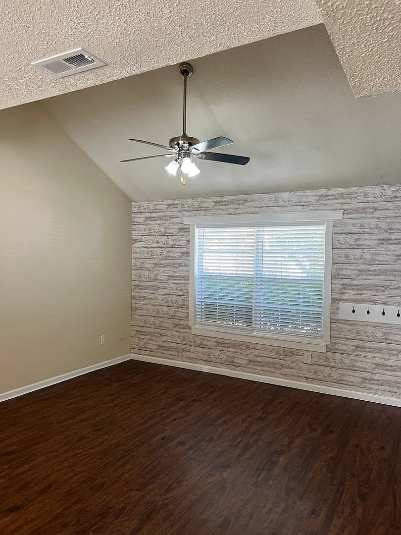 300-302 Nikki Way — Photo 3