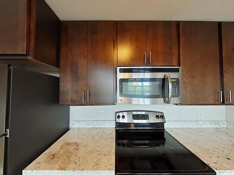 902 Drake St — Photo 117