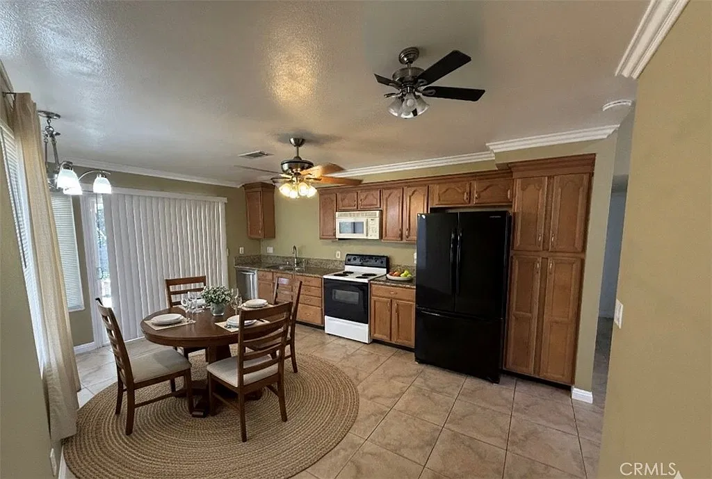 3 bed, 1200 sqft, $4,100 — Photo 3