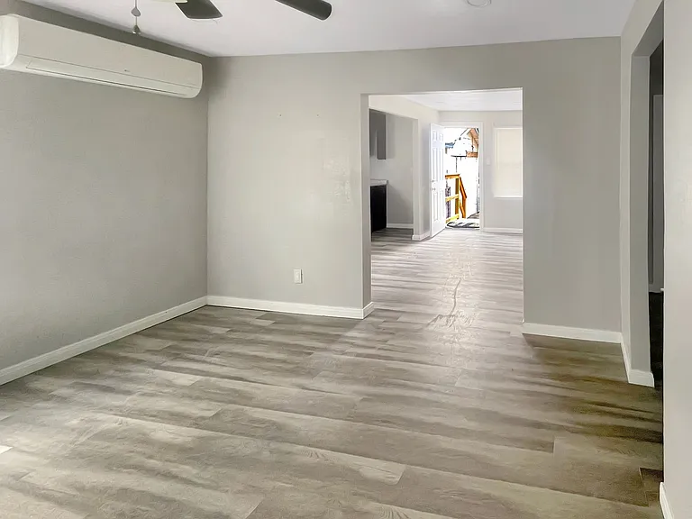 319 N Houston St — Photo 4