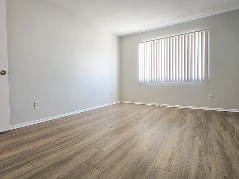 18400 Prairie Street — Photo 36
