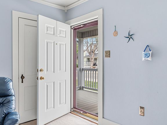 2nd image of 360 Green St