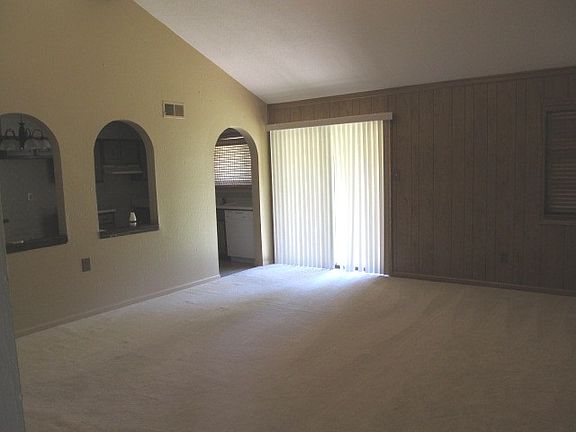 3rd image of 905 Oaklawn Pl