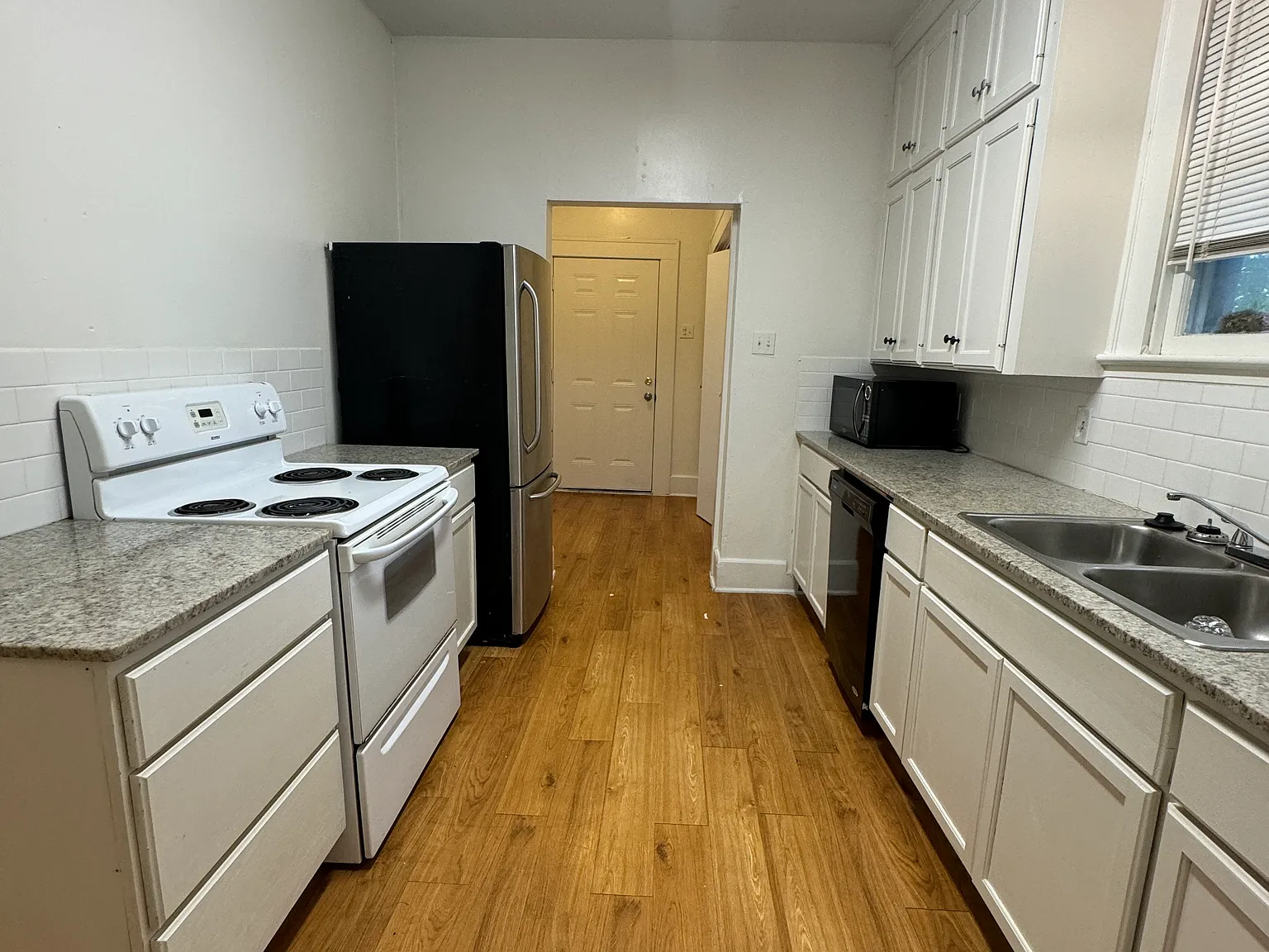 7 bed, 3.5 bath, 2752 sqft, $10,500 — Photo 3