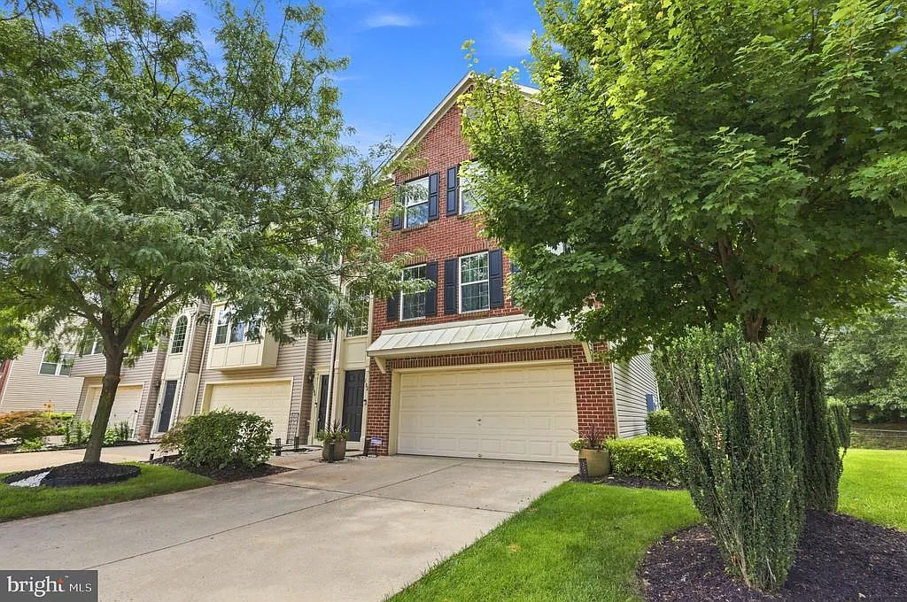 3 bed, 1.5 bath, 2400 sqft, $3,900 — Photo 2
