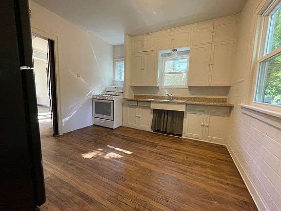3rd image of 659 S Greenwood Ave