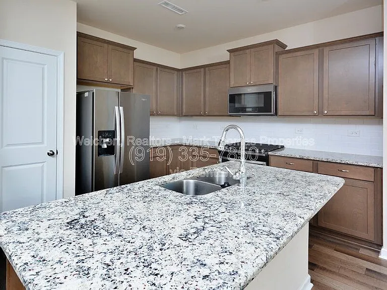 409 Vassar Dr — Photo 8