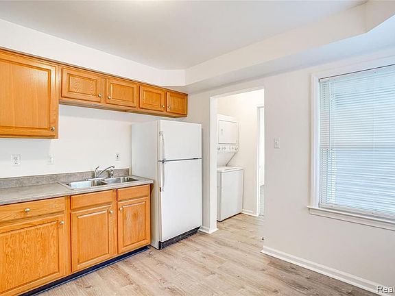 4th image of 585 E Brockton Ave
