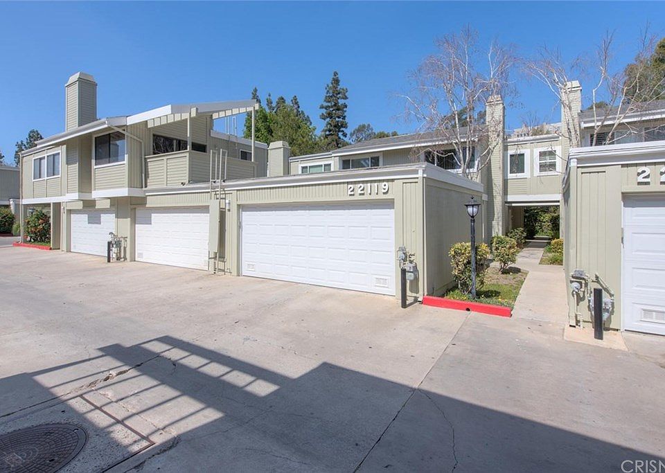 1st image of 22119 Burbank Blvd Unit 2
