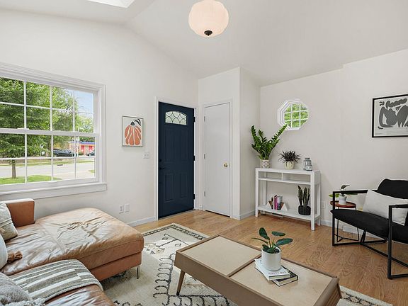 5th image of 717 N Blackhawk Ave