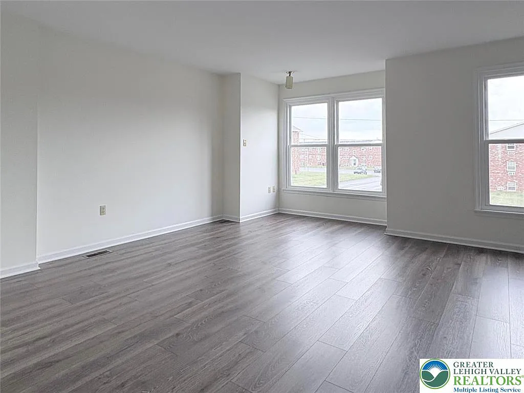 3 bed, 1.5 bath, 1520 sqft, $2,500 — Photo 2
