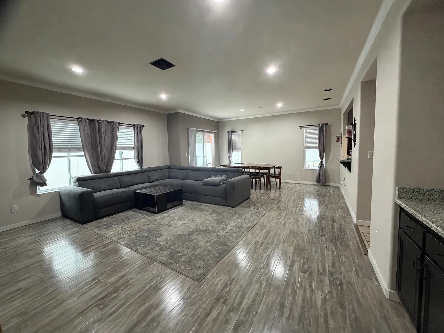 4 bed, 2.5 bath, 1772 sqft, $4,000 — Photo 3