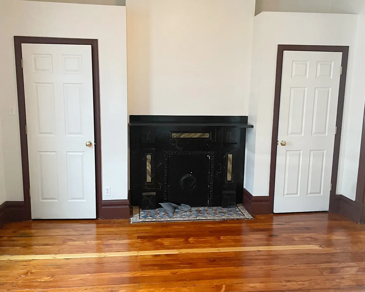 1607 Sarah Street - 2 — Photo 2