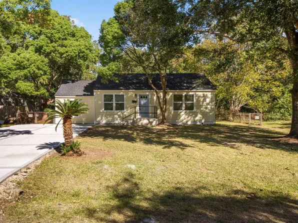 2720 S Crockett Street, La Marque, TX 77568