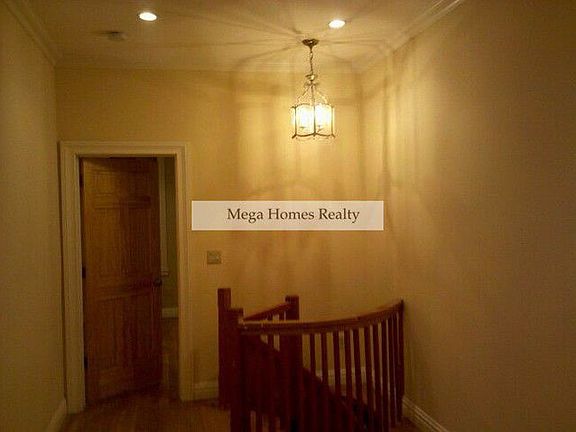 4th image of 2817 36th St APT 1F