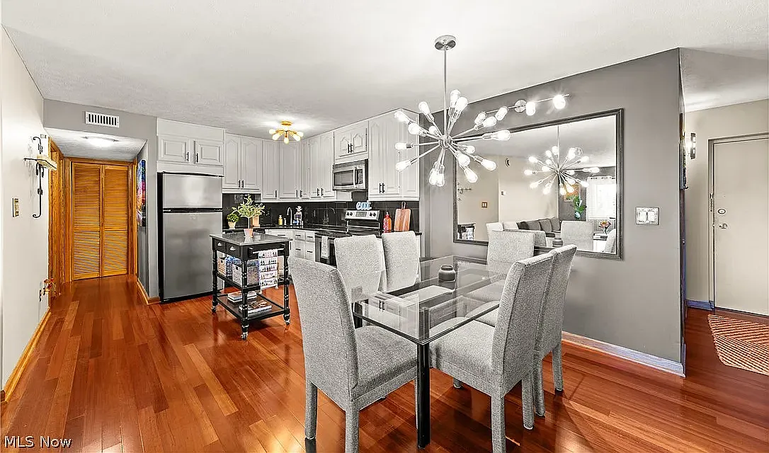 2 bed, 973 sqft, $1,600 — Photo 2