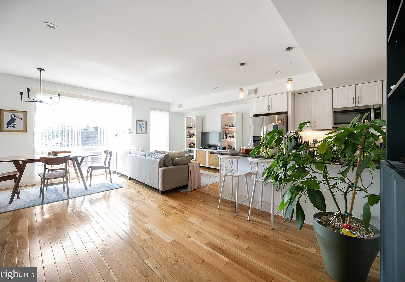 2 bed, 1040 sqft, $2,400 — Photo 2