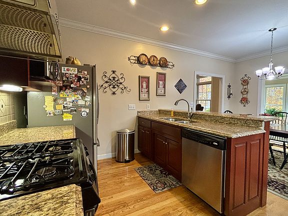 17th image of 498 Dearman St