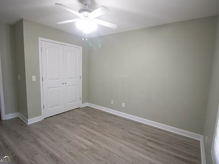 305 Sterling Ct — Photo 12
