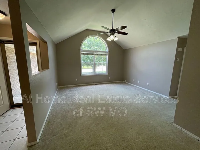 3 bed, 2.0 bath, 1338 sqft, $1,555 — Photo 2